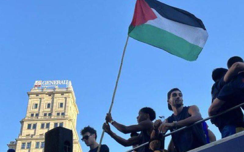 عالمی فٹبالر لامین یامل نے جیت کے بعد فلسطینی پرچم لہرایا، دنیا بھر میں موضوعِ بحث 