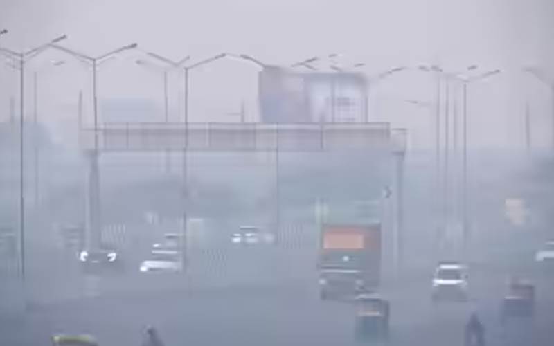 دہلی میں فضائی آلودگی کی سطح بدستور برقرار، زہریلی دھند نے شہری زندگی متاثر کی
