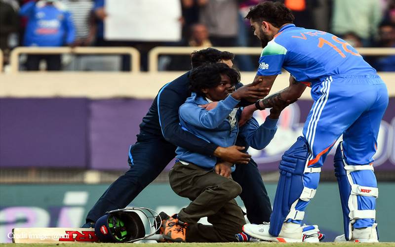 ویراٹ کوہلی کی 52ویں سنچری کے دوران اسٹیدیم میں ہنگامہ سیکیورٹی پر اٹھے سوالیہ نشان