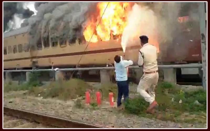 ریل حادثہ: ساسارام سے پٹنہ جا رہی مسافر ٹرین میں لگی آگ، پوری بوگی جل کر خاک