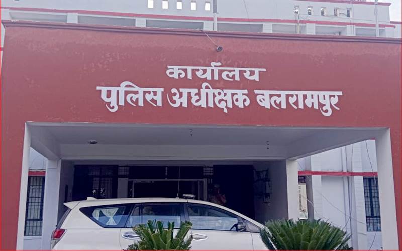 بلرام پور :خاتون سپاہی کو زبردستی رنگ لگانا پڑا مہنگا،چھیڑخانی کے الزام میں 3 سپاہی معطل