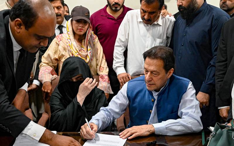  پاکستان: عمران خان اور بشریٰ بی بی کو 17، 17 سال قید کی سزا 