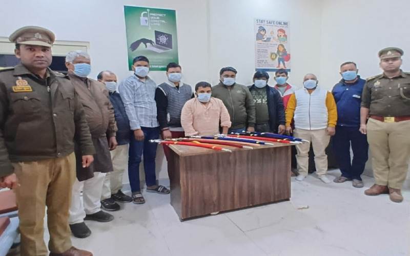 اتر پردیش: تلوار بانٹنے کے معاملے میں پولیس کی کارروائی، ہندو رکشا دل لیڈر سمیت 2 گرفتار