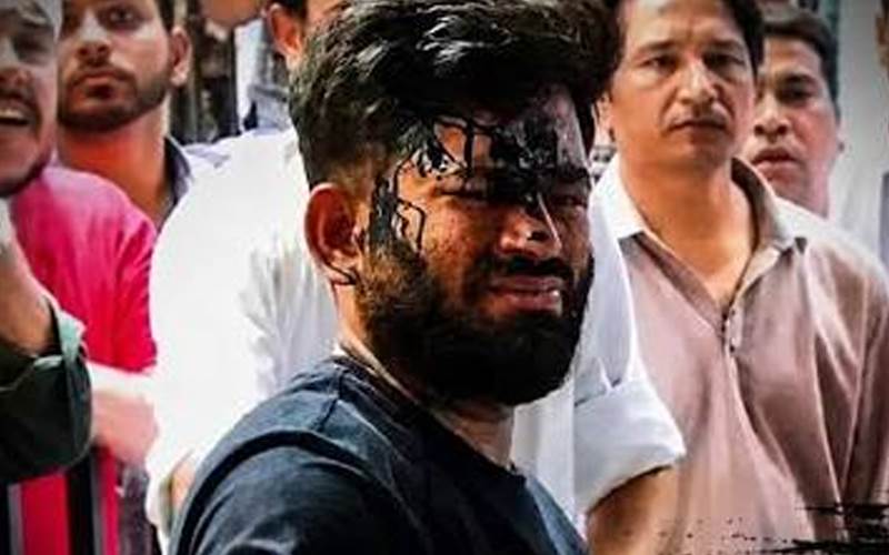 جنتر منتر پر احتجاج کے دوران ابھیجیت دیپکے پر سیاہی سے حملہ