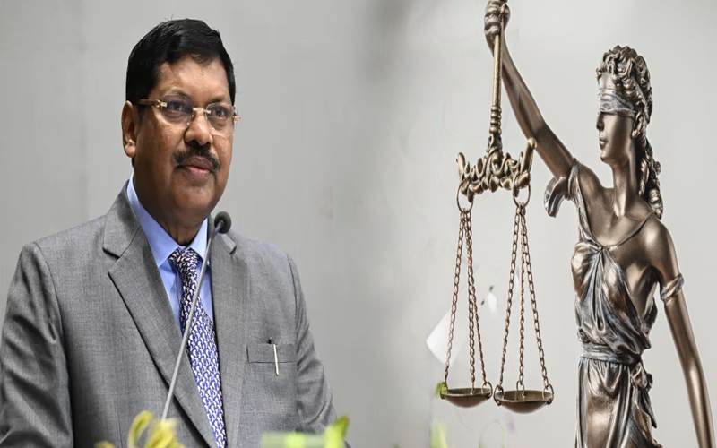 عدالت میں بدتمیزی: چیف جسٹس پر جوتا پھینکنے والے وکیل کی سزاؤں پر بحث