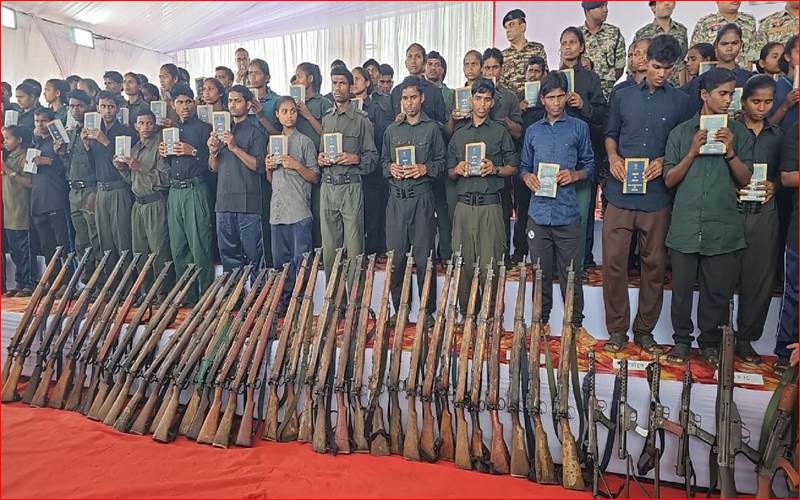 چھتیس گڑھ :خواتین سمیت 37 ماؤنوازوں نے کی خودسپردگی ،23 مہینوں میں 2 ہزار سے زائد نکسلیوں نے  ڈالے ہتھیار 