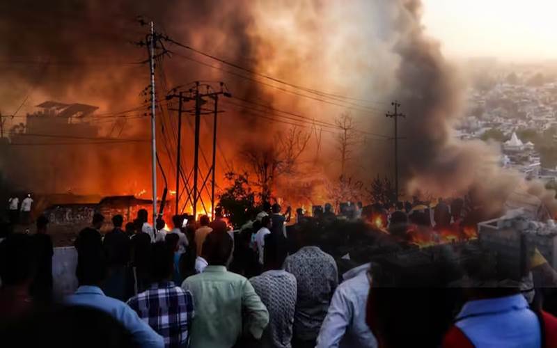 لکھنؤ: جھگی-جھوپڑیوں میں لگی  بھیانک آگ، 100 سے زائد سلنڈر پھٹے، کئی بچے لاپتہ