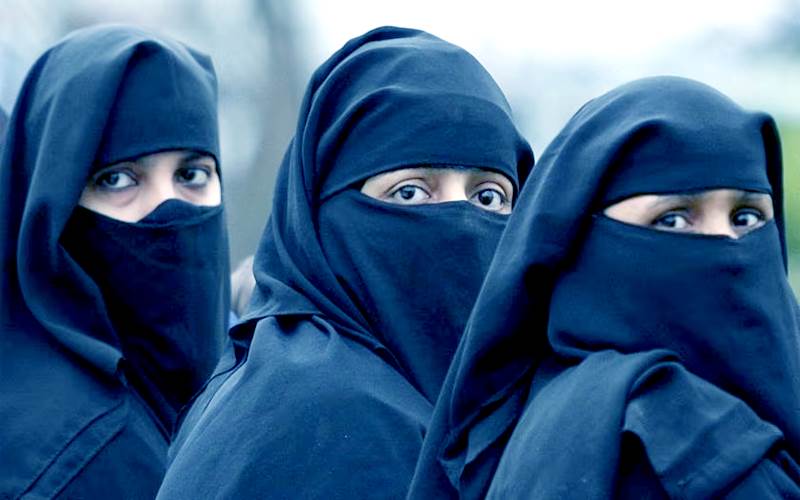 برقعہ پہن کر اسکول پہنچنے پر مسلم خاتون سرپرستوں کو داخل ہونے سے روکا گیا