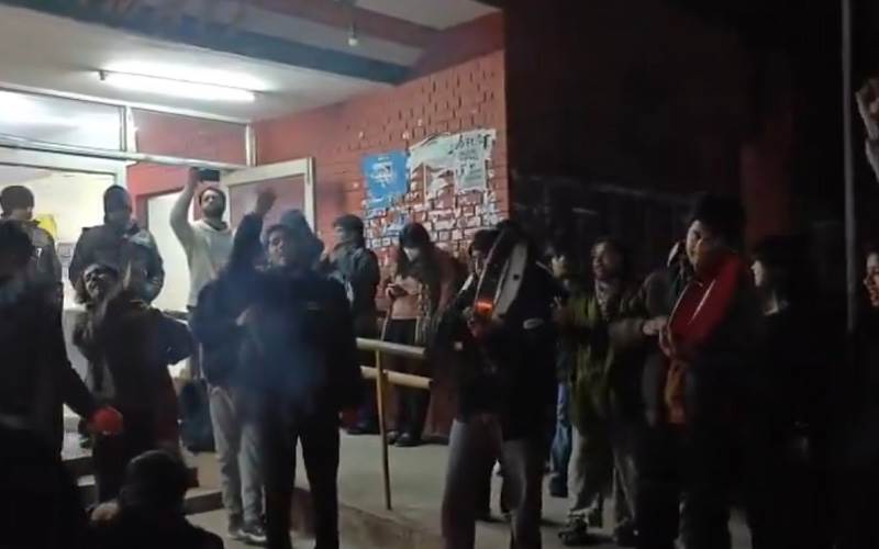 دہلی: جواہر لعل نہرو یونیورسٹی میں آدھی رات کے بعد طلبہ نے کیا احتجاج 