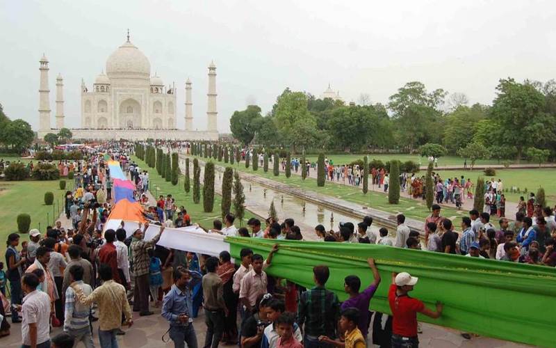 تین دن مفت داخلہ: تاج محل میں شاہجہان کے عرس پر 1720 میٹر لمبی سترنگی چادر پوشی