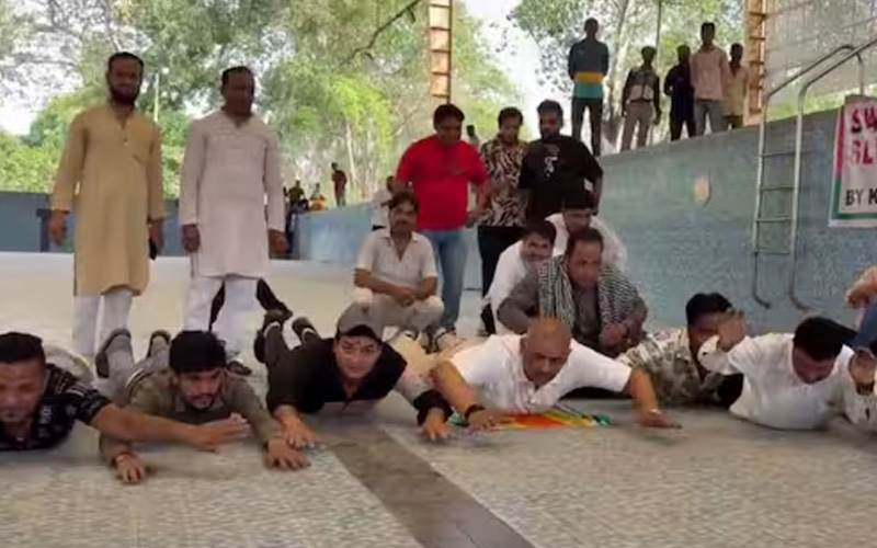 کانپور میں خشک سوئمنگ پول پر انوکھا احتجاج