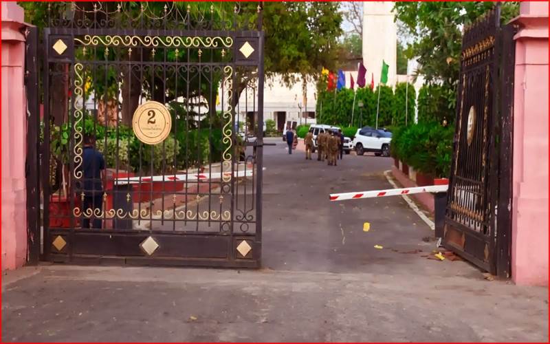 دہلی اسمبلی :کار ڈرائیور بیریئر توڑ کر ہوا اندر داخل،اسپیکر کی کار پر سیاہی پھینک  کر فرار!اب تک کیا ہوئی کاروائی