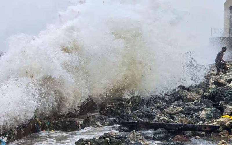 ٹاملناڈو: طوفان دِتوا کا اثر۔ بارش کے الرٹ کی وجہ سے  چنئی اور دیگر اضلاع میں آج اسکول، کالجس  بند 