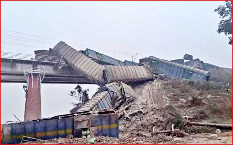 بہار میں بڑا ریل حادثہ؛ مال گاڑی کے 8 ڈبے پٹری سے اترے،3 دریا میں گرے