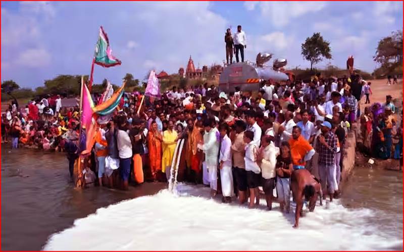 نرمدا ندی میں بہایا گیا11,000 لیٹر دودھ ، سوشل میڈیا پر لوگوں کی تنقید