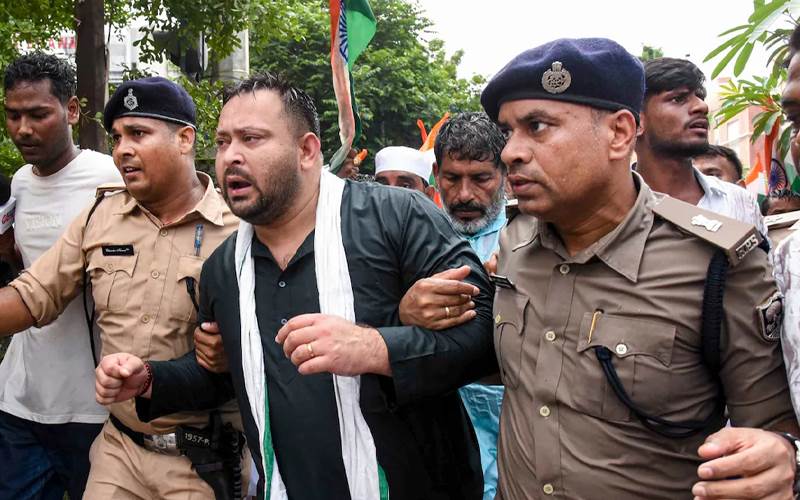 پٹنہ میں آر جے ڈی کا راج بھون مارچ: تیجسوی یادو حراست میں، کارکنان کی پولیس وین پر چڑھ کر نعرے بازی