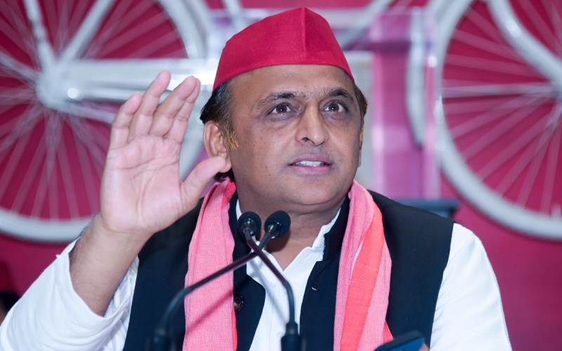 سابق وزیر اعلیٰ اکھلیش یادو  نے ایف آئی آر درج نہ کر نے پر اٹھائے سوال