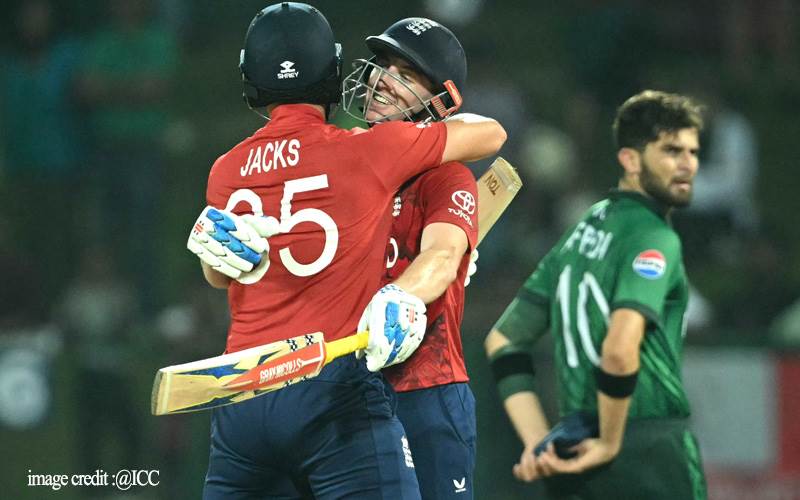 انگلینڈ  نے 2 وکٹوں سے پاکستان کو شکست دے کر سیمی فائنل میں جگہ بنائی