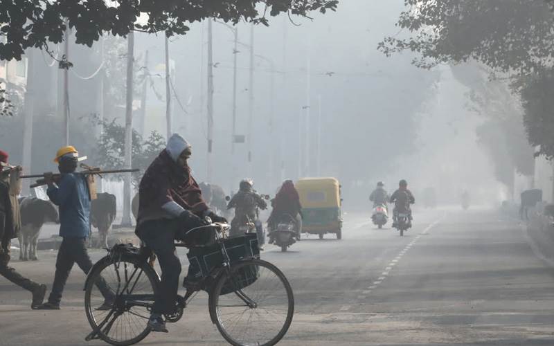 دہلی میں سردی کی لہر جاری، عوامی زندگی متأثر 