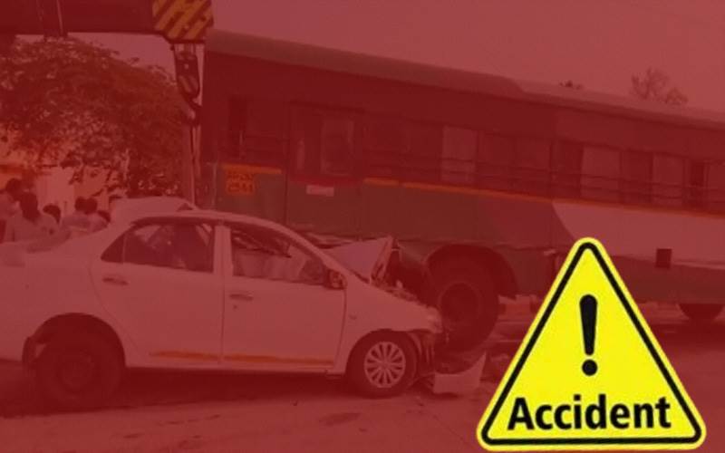 سڑک پر کھڑی بس سے جا ٹکرائی تیز رفتار کار، ایک ہی جھٹکے میں ختم ہو گیا پورا خاندان